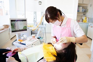 専門家による機械を用いた歯の掃除