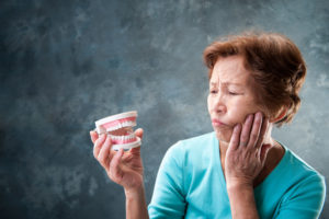 入れ歯にも汚れはつく？入れ歯の正しい手入れを知ろう！