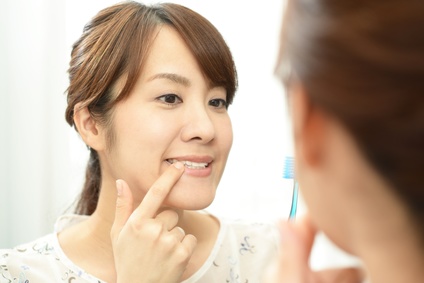 歯磨きをする女性 歯磨きをする女性