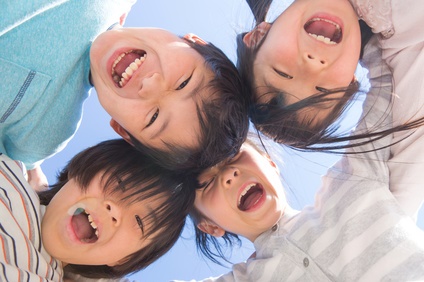 肩を組む小学生 肩を組む小学生