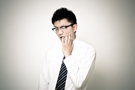 歯が痛い男性
