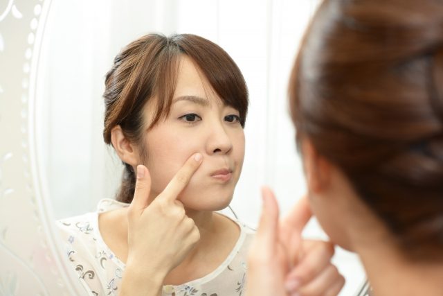 鏡の自分を見る女性 鏡の自分を見る女性