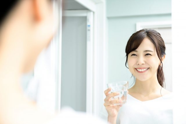 鏡越しの女性 鏡越しの女性