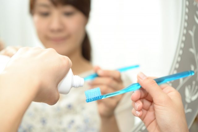 歯みがきをする女性 歯みがきをする女性